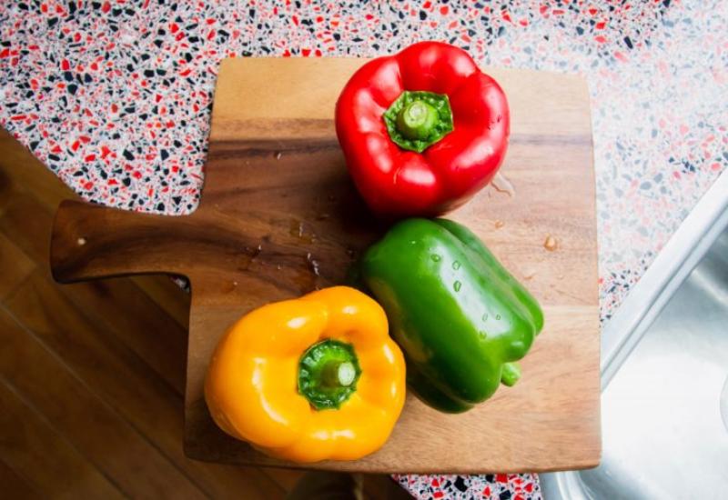 Koja je razlika između crvene, žute i zelene paprike i zašto su jedne skuplje?